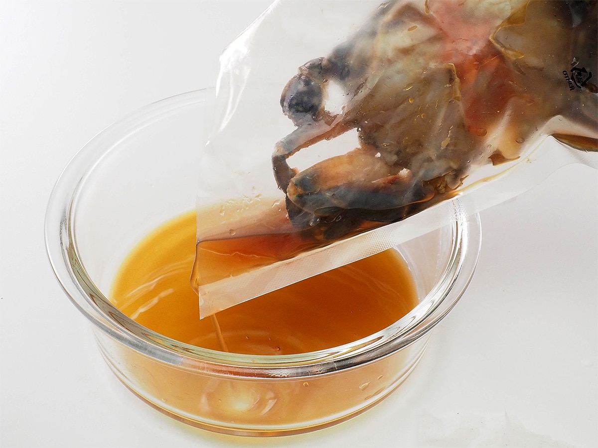 袋に残ったタレを捨てる