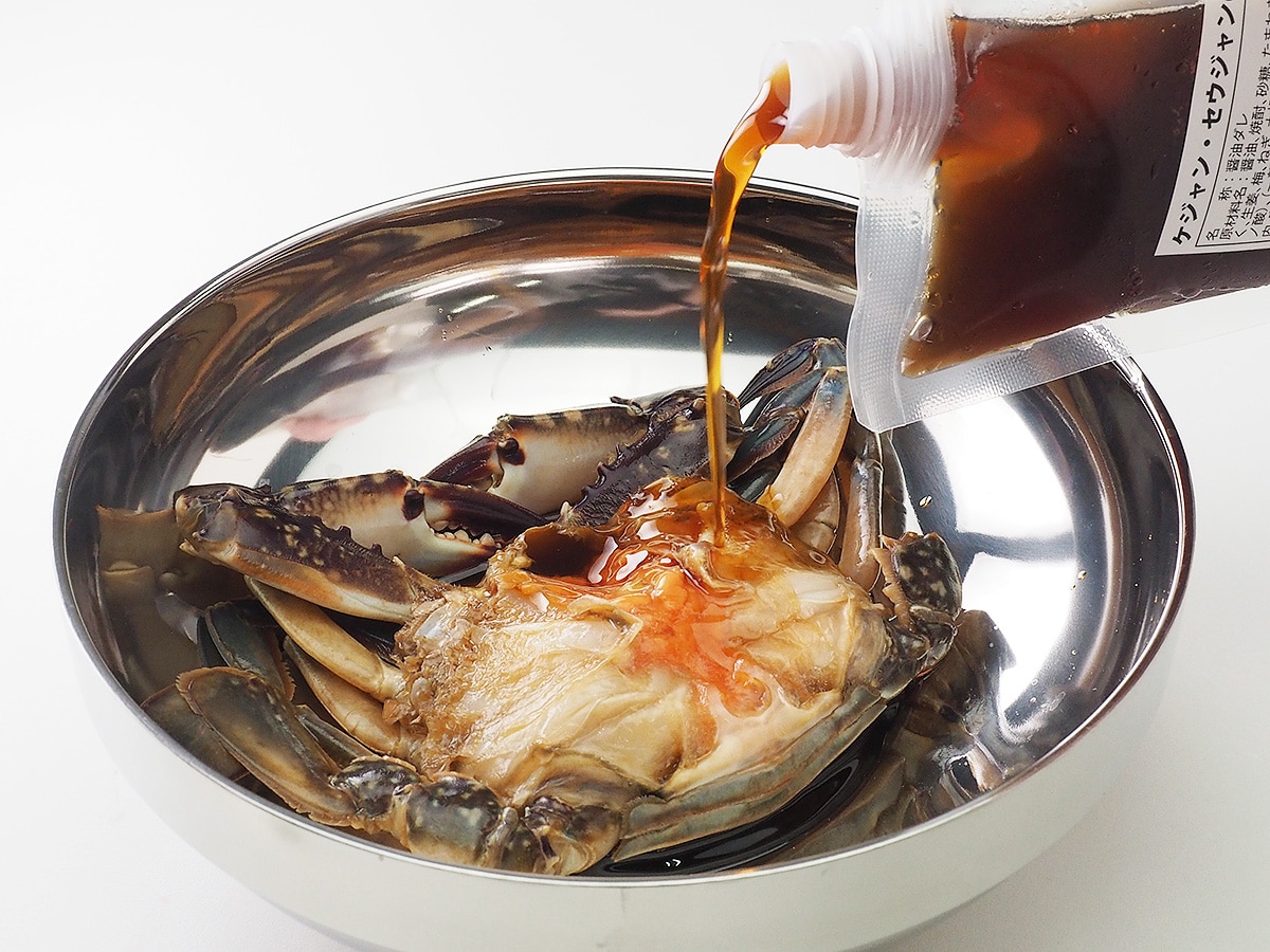 同梱のタレをかければ美味しいカンジャンケジャンの出来上がり