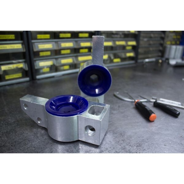 SPRSPF4952K SuperPro フロント Lower Inner Rearward コントロール アーム ブッシング & マウント Assembly
